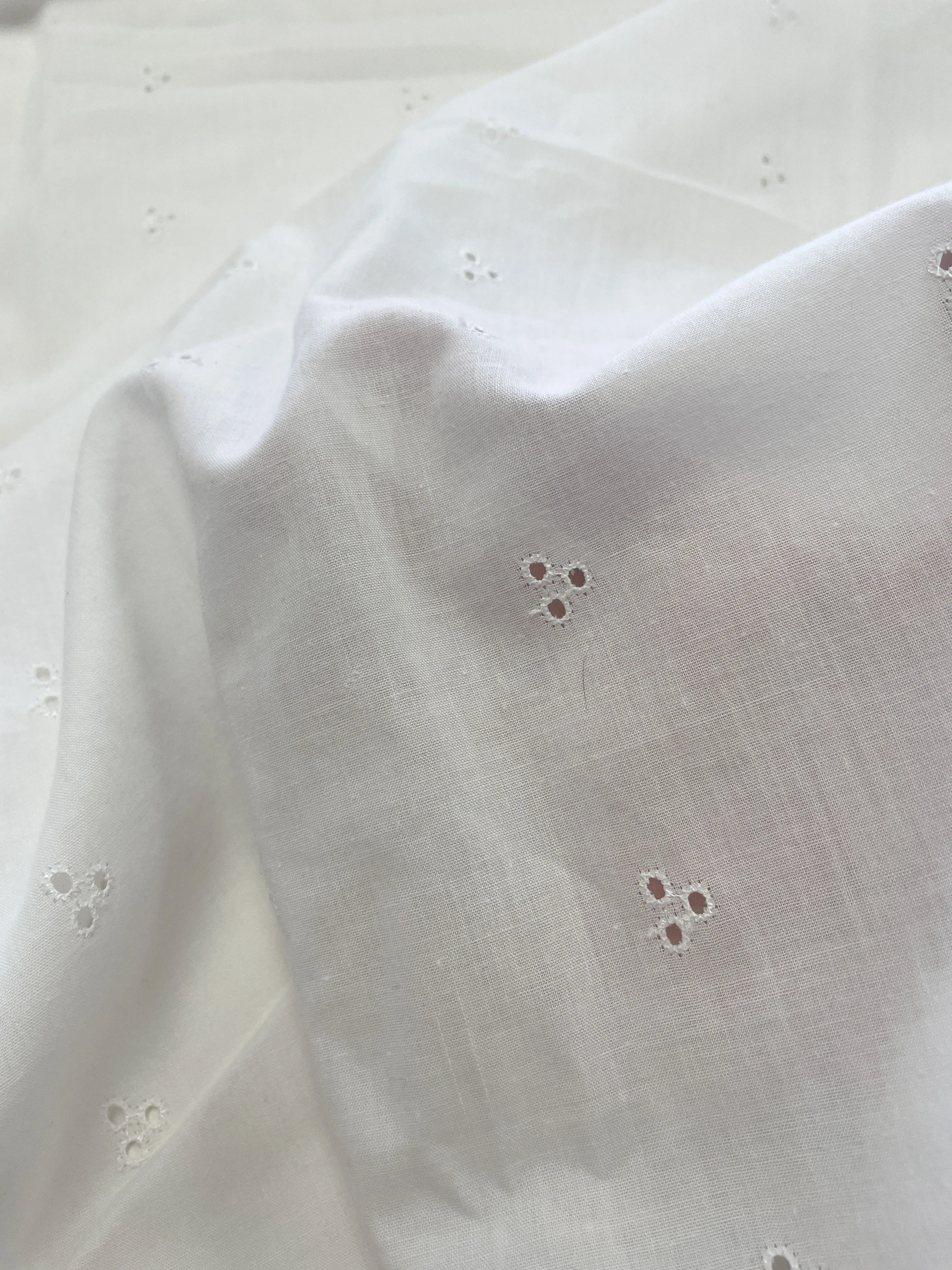 1 YD Poly/Cotton Eyelet - White with Scalloped Border