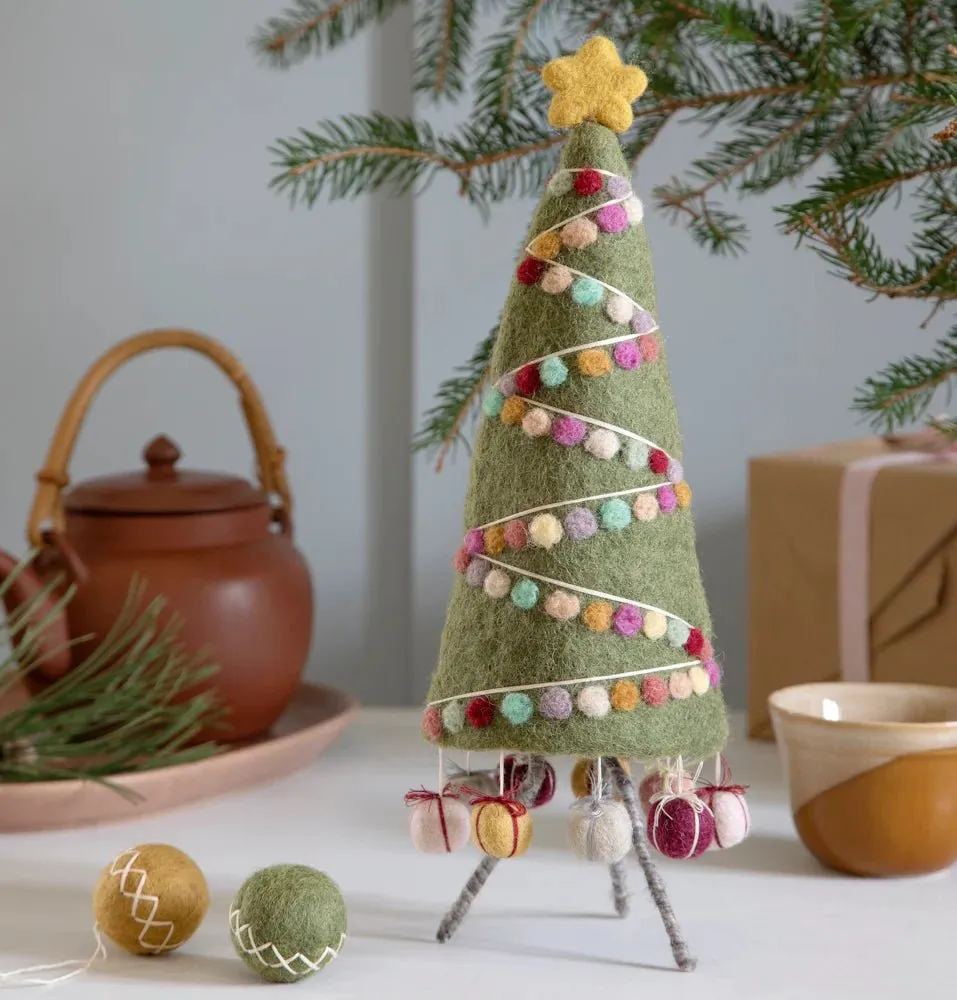 Big Christmas Tree with Garland by Én Gry & Sif