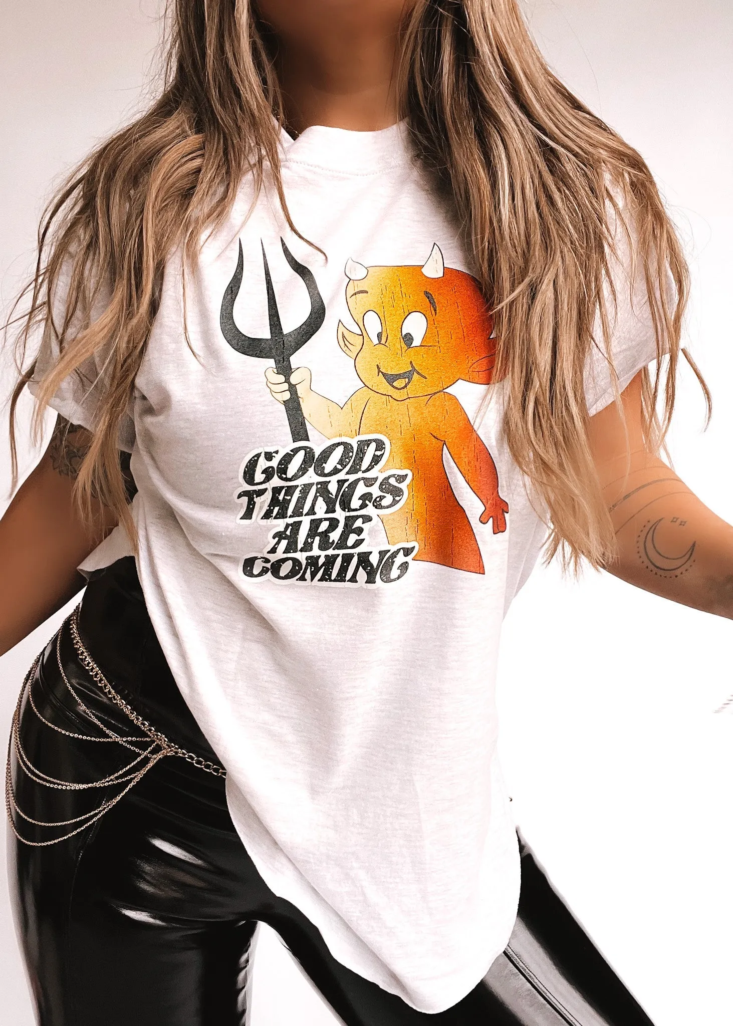 GOOD THINGS ARE COMING SIDE SLIT TEE